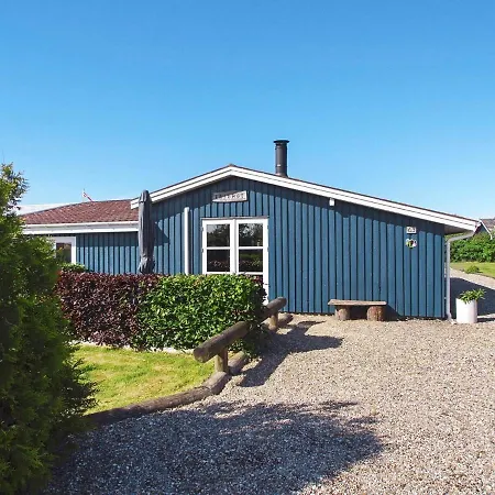 Three-bedroom Holiday In 77 *