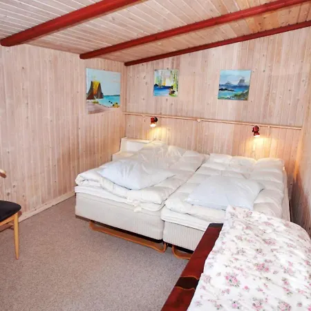 Nyaraló Three-bedroom Holiday In 77 *