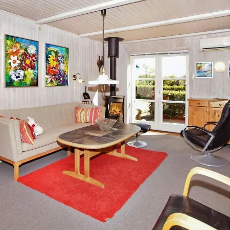 Three-bedroom Holiday In 77 Hemmet