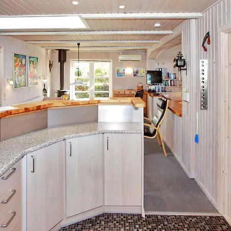 Three-bedroom Holiday In 77 *