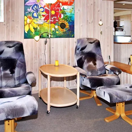 Three-bedroom Holiday In 77 *