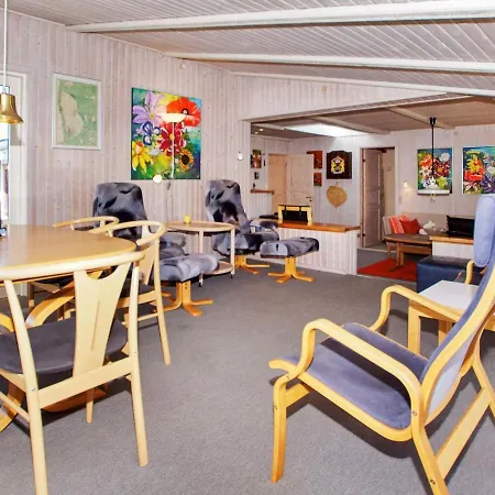 Three-bedroom Holiday In 77