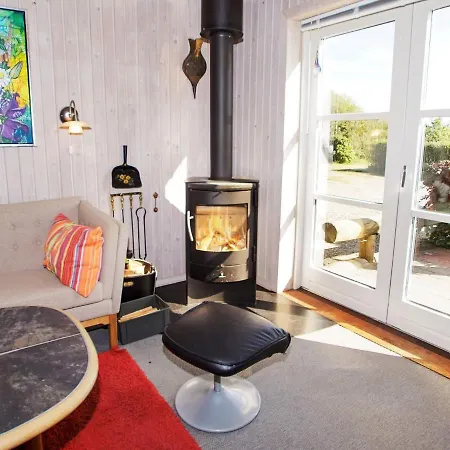 Three-bedroom Holiday In 77 *