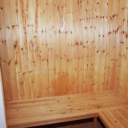 Three-bedroom Holiday In 77 *