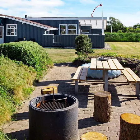 Three-bedroom Holiday In 77 *