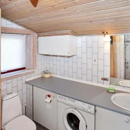 Nyaraló Three-bedroom Holiday In 77 *