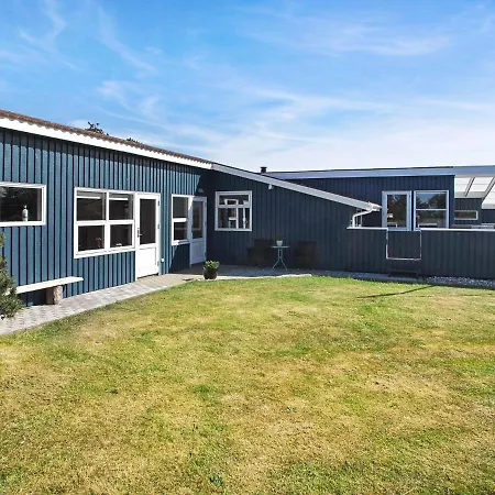 Three-bedroom Holiday In 77 *