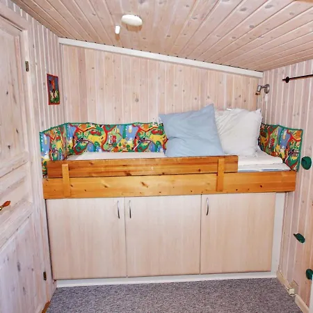 Three-bedroom Holiday In 77 *